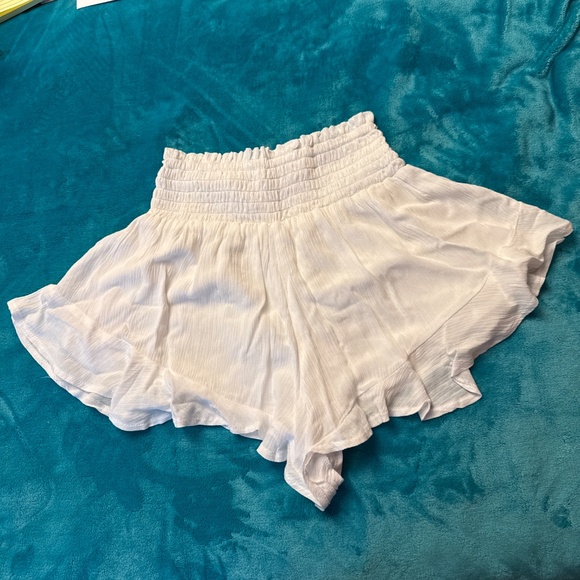 White flow shorts - Picture 2 of 2
